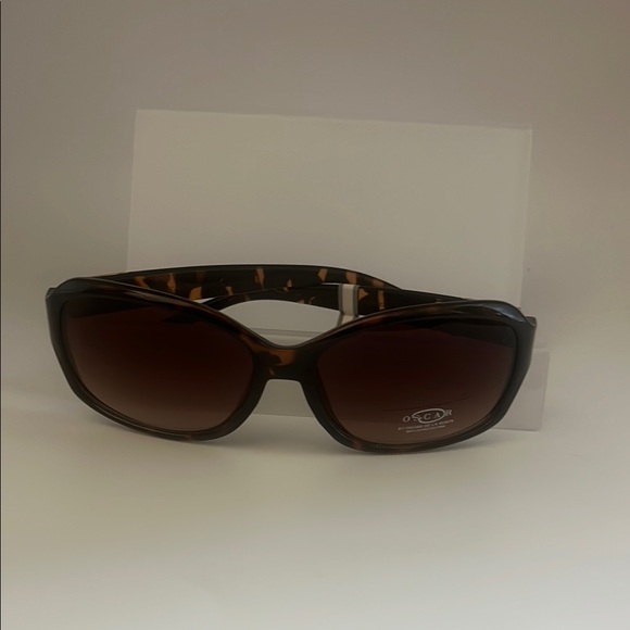 Oscar De La Renta Tortoise Sunglasses - Picture 5 of 9